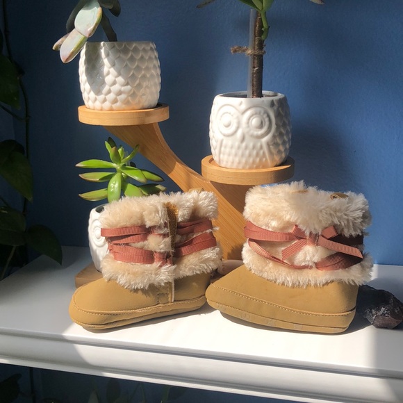 ⭐️New Infant faux suede boots with fur⭐️ - Picture 2 of 5